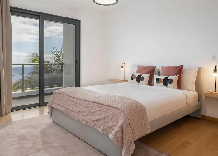 Hibiscus By An Island * 卡列塔