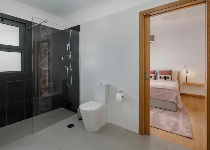 Hibiscus By An Island * 卡列塔