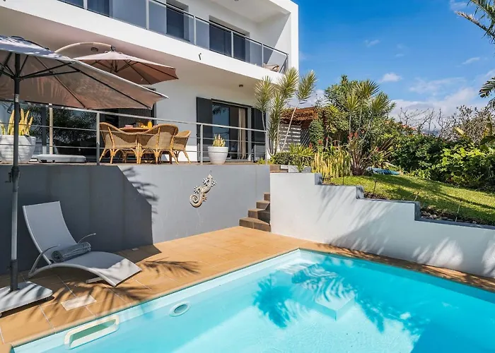 Hibiscus By An Island Vila *